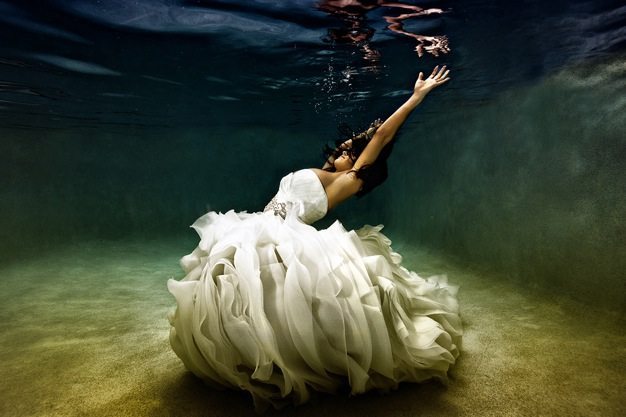 Best wedding photos under water wedding photos wedding photographer california beauitufl wedding dress - 03