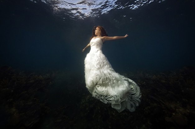 Best wedding photos under water wedding photos wedding photographer california beauitufl wedding dress - 10