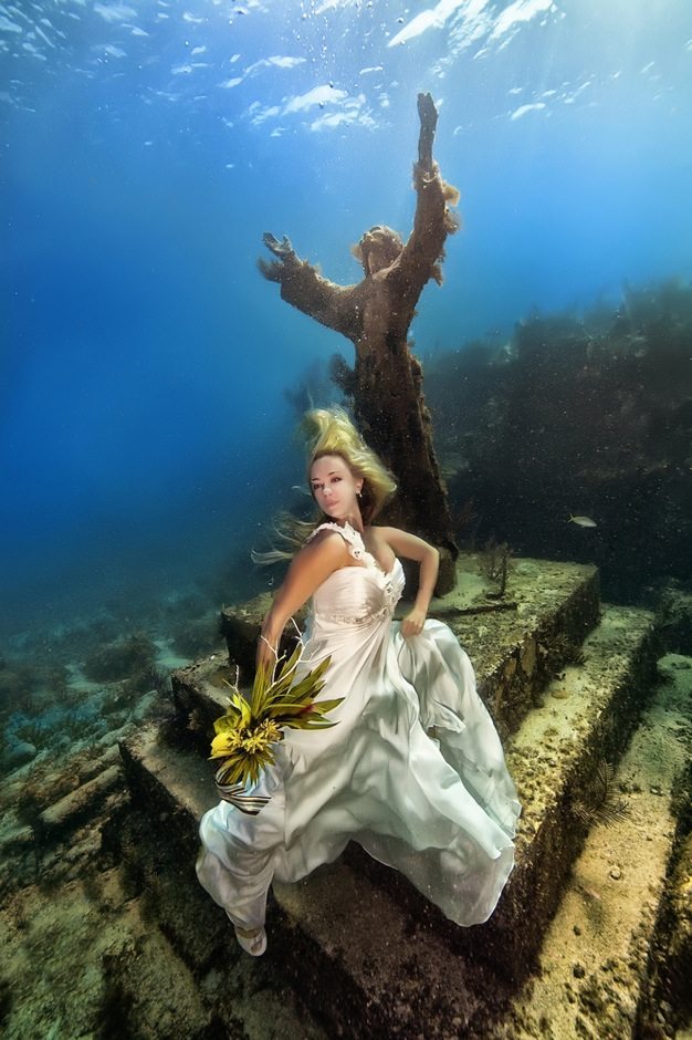 Best wedding photos under water wedding photos wedding photographer california beauitufl wedding dress - 14
